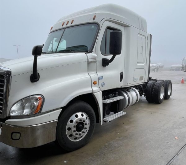 2016 Freightliner Cascadia 125 - Image 3