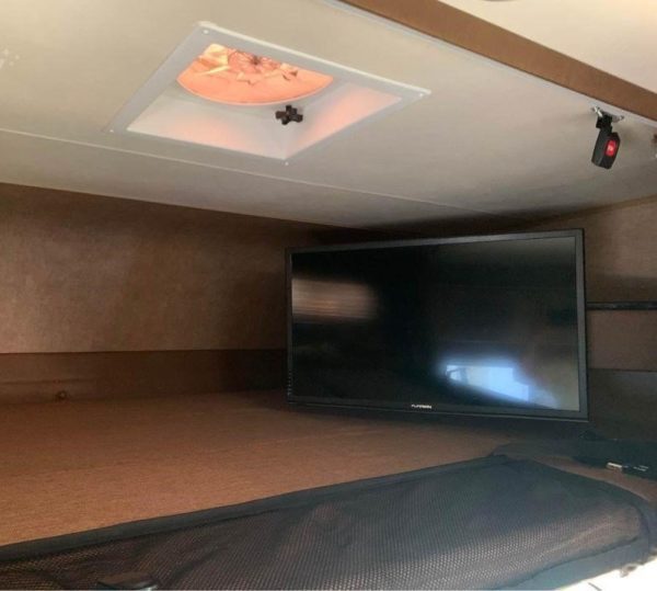 2016 COACHMEN LEPRECHAUN 320BH - Image 12