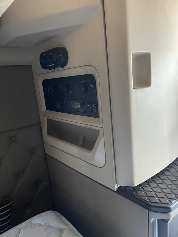 2018 Kenworth t680 - Image 10