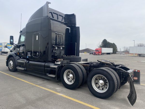 2015 PETERBILT 579 - Image 2