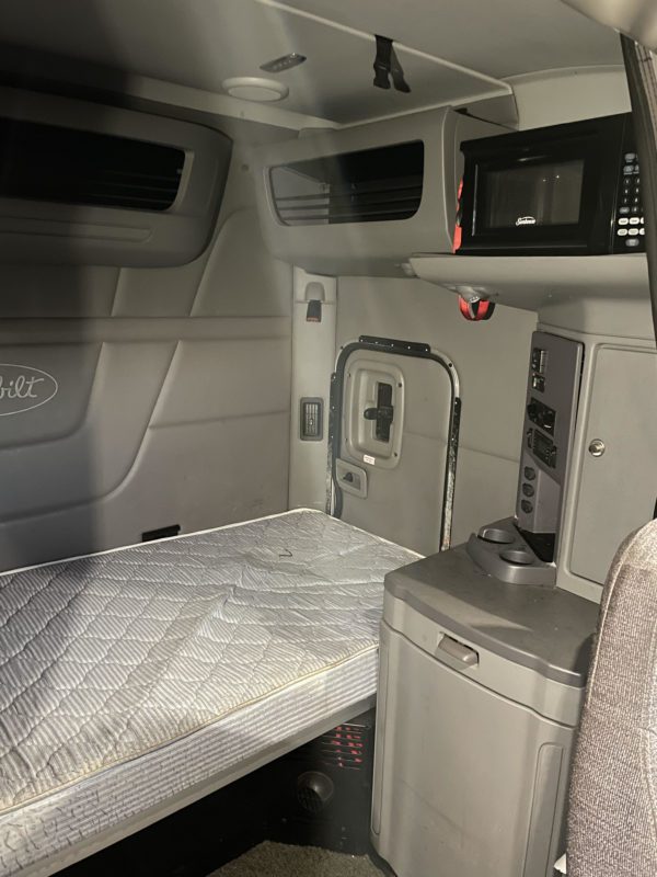 2015 PETERBILT 579 - Image 4