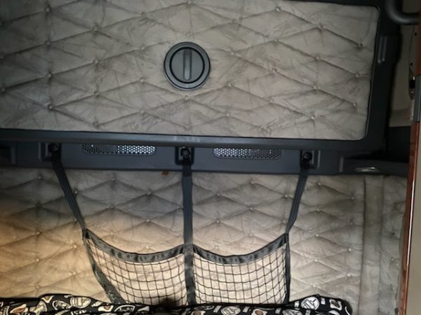 2017 Freightliner Cascadia 125 - Image 9