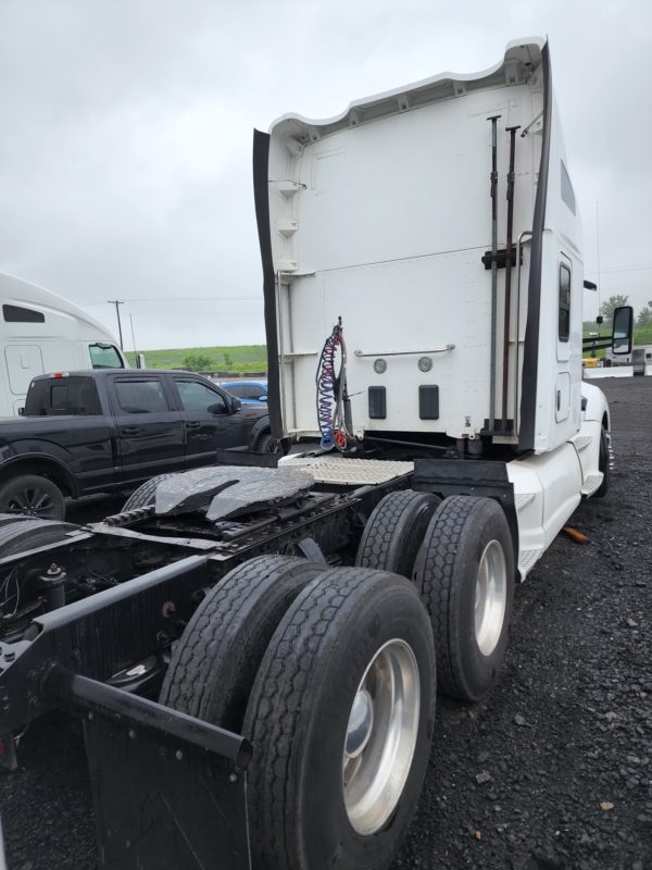 2014 Kenworth T680 - Image 5