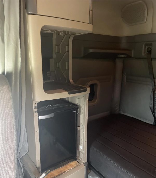 2017 Freightliner Cascadia 125 - Image 6