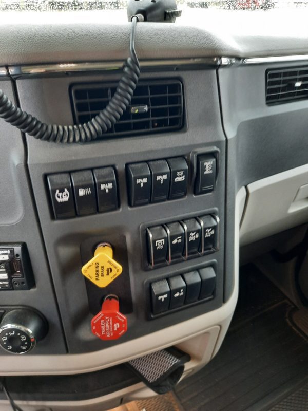 2019 Peterbilt 579 - Image 11
