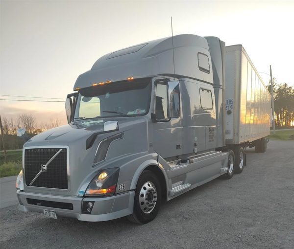2015 Volvo VNL64T780 - Image 6