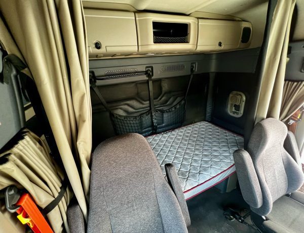 2017 Freightliner Cascadia 125 - Image 9
