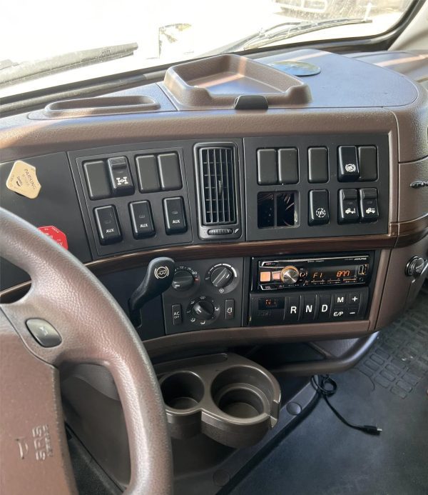 2016 Volvo VNL42T670 - Image 22