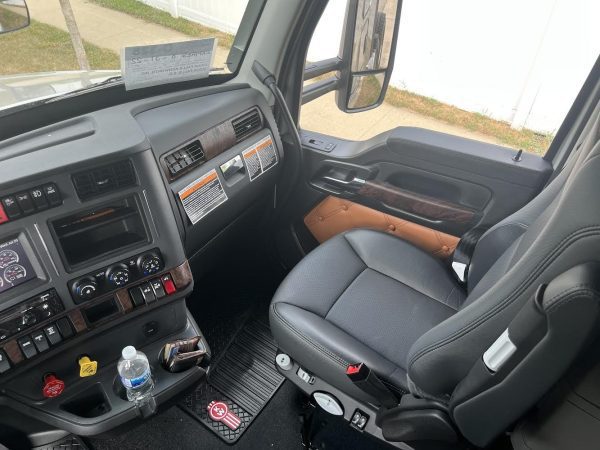 2023 Kenworth T680 - Image 25