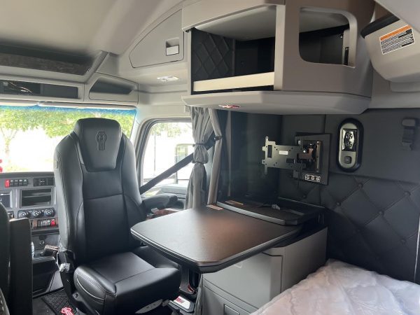 2023 Kenworth T680 - Image 31