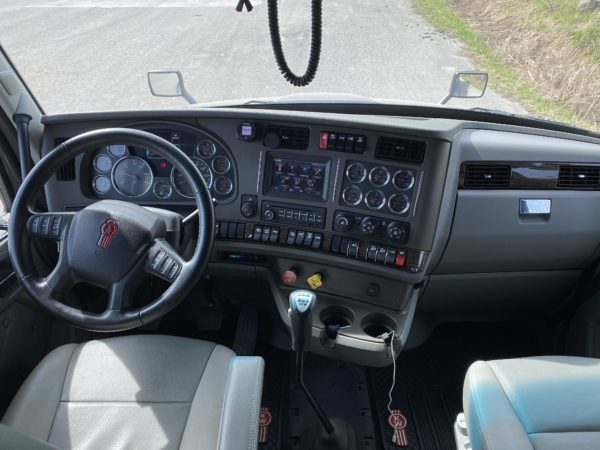 2016 Kenworth T680 - Image 4