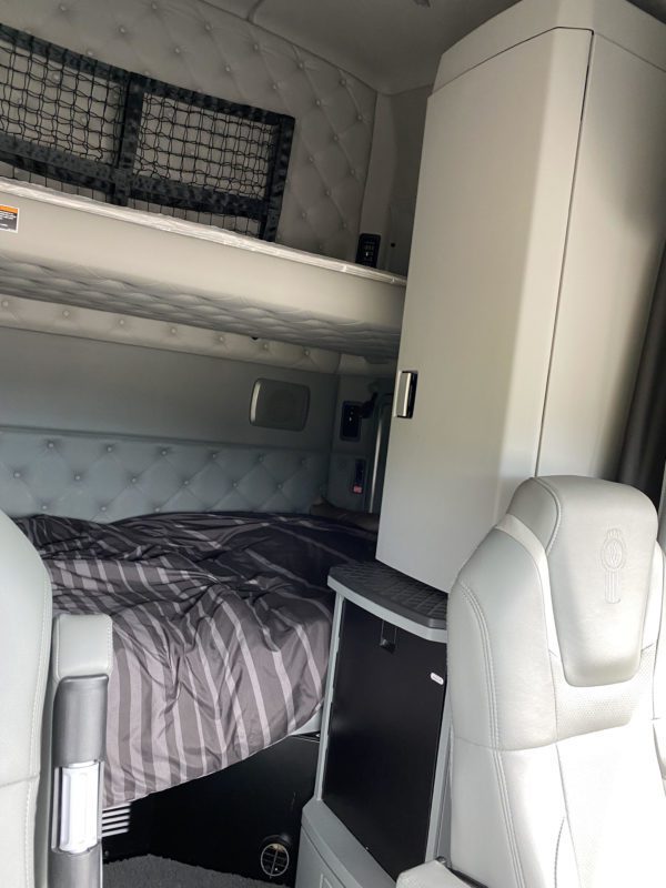 2016 Kenworth T680 - Image 6