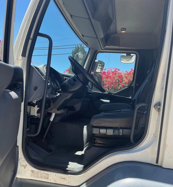 2010 Peterbilt 220 - Image 9