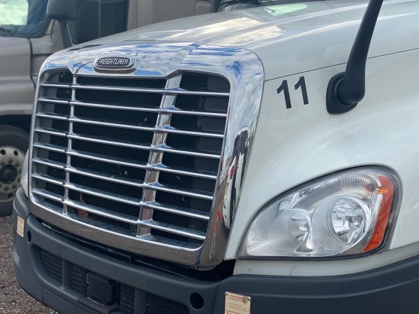 2017 Freightliner Cascadia 125 - Image 3