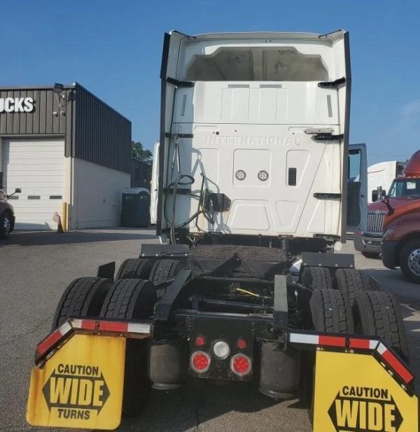 2017 International Prostar - Image 4