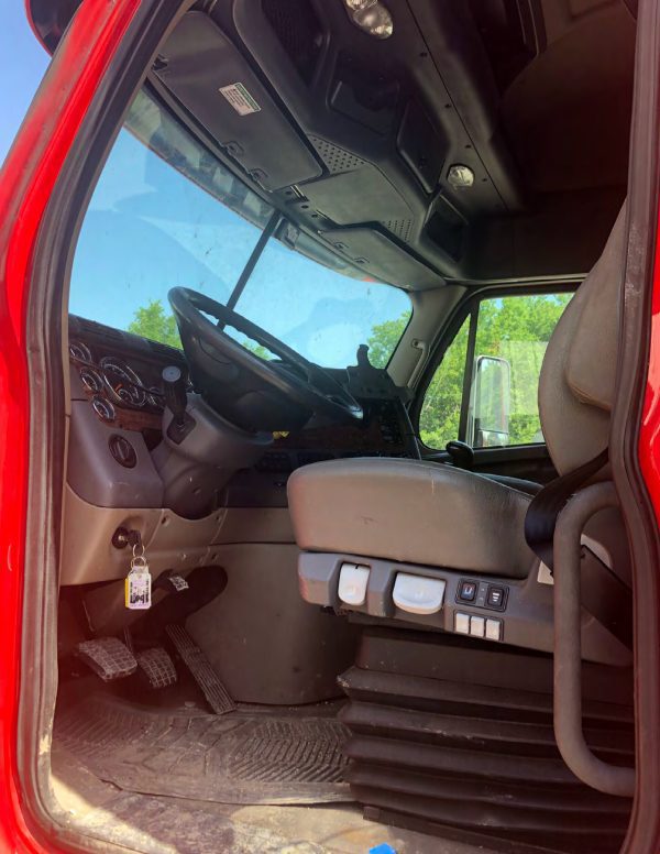 2016 Freightliner Cascadia Mid Roof 125 - Image 17