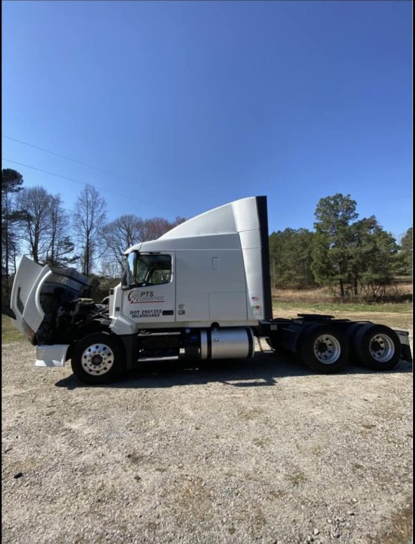 2015 Volvo VNL64T630 - Image 2