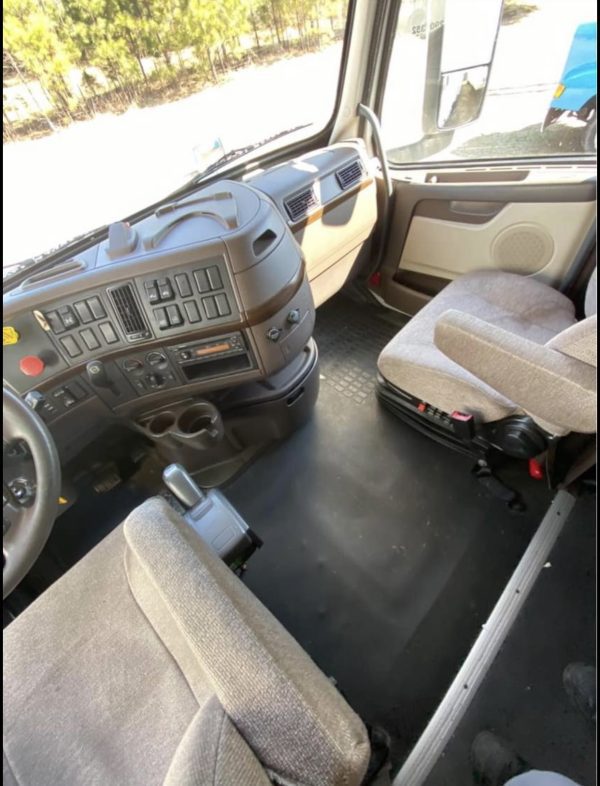 2015 Volvo VNL64T630 - Image 11
