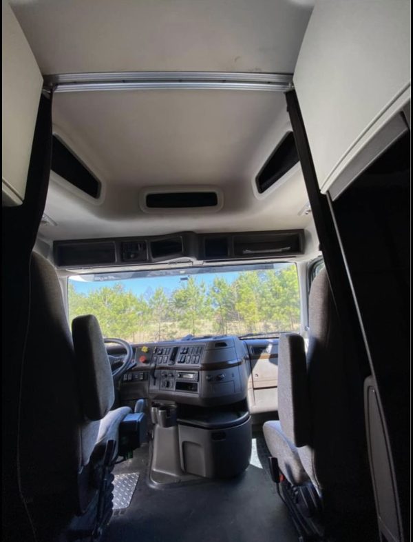 2015 Volvo VNL64T630 - Image 13