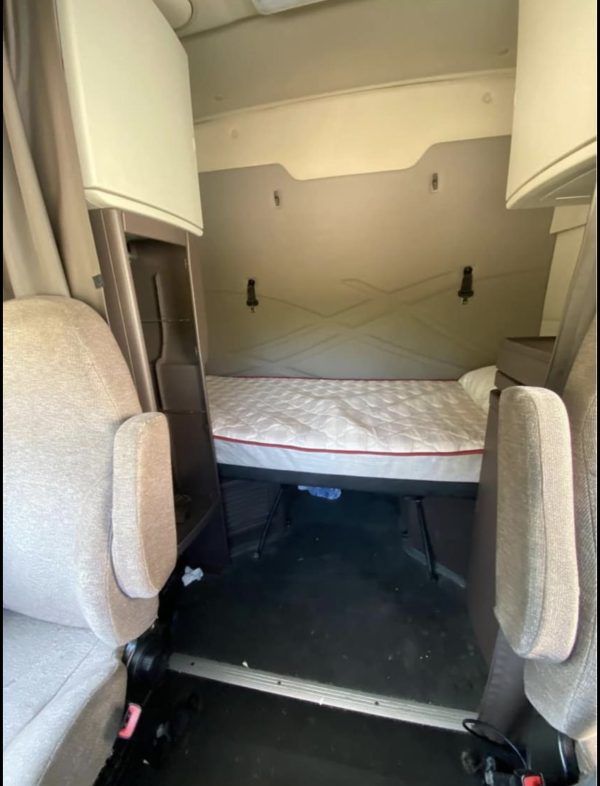 2015 Volvo VNL64T630 - Image 16