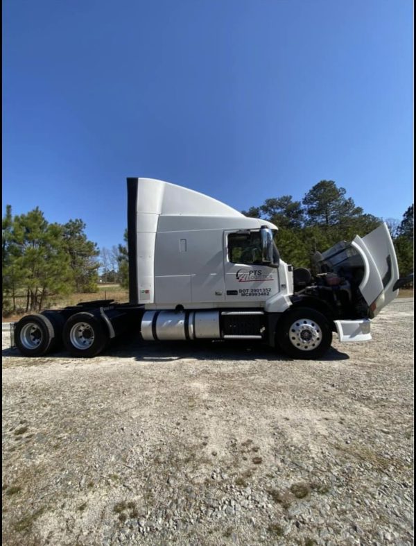 2015 Volvo VNL64T630 - Image 17