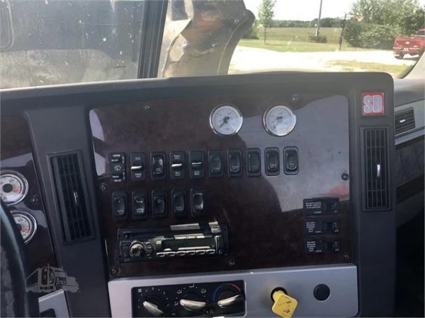 2017 Freightliner 122SD - Image 13