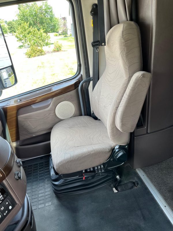 2016 VOLVO VNL64T780 Sleeper - Image 7
