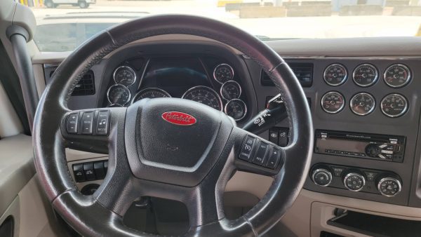 2020 Peterbilt 579 - Image 8