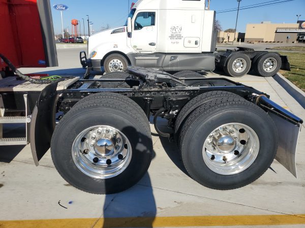 2018 Peterbilt 579 - Image 2
