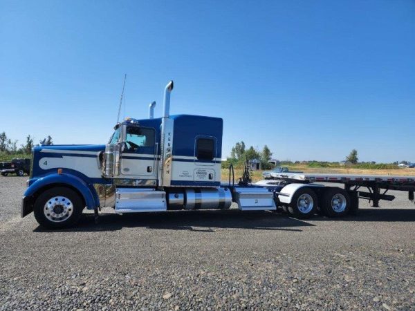 2018 Kenworth W900L - Image 2