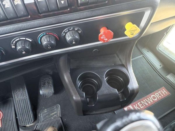 2018 Kenworth W900L - Image 21