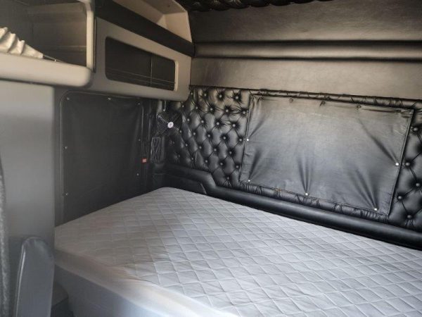 2018 Kenworth W900L - Image 25