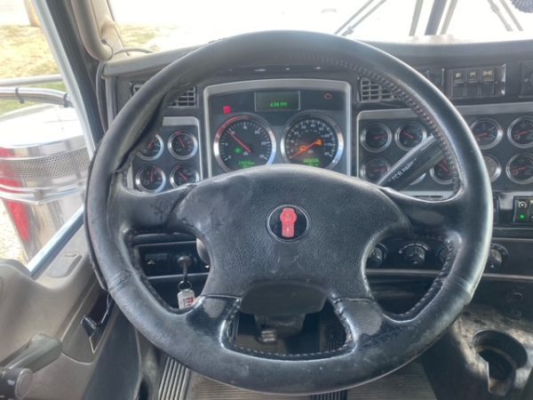 2014 Kenworth W900L - Image 12