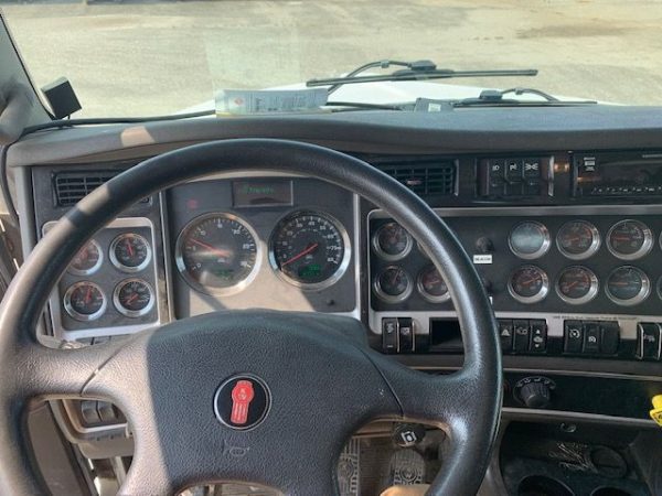 2015 KENWORTH T800 VAC TRUCK - Image 2