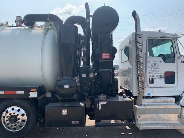 2015 KENWORTH T800 VAC TRUCK - Image 3