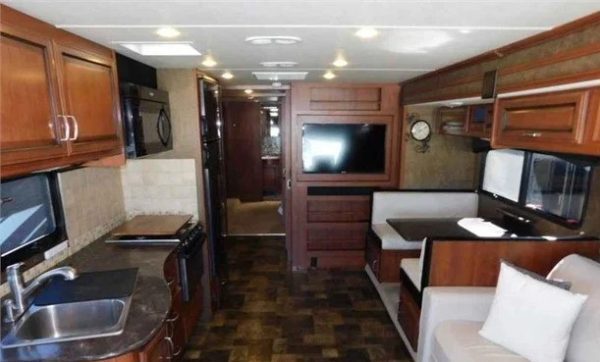 2014 FLEETWOOD BOUNDER CLASSIC 36H - Image 2