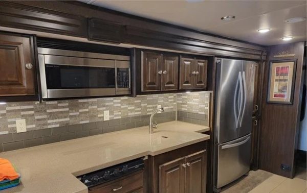2017 TIFFIN ALLEGRO RED 33AA - Image 2
