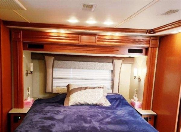 2009 FLEETWOOD REVOLUTION LE 42K - Image 12