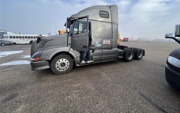2015 VOLVO VNL64T670 - Image 2