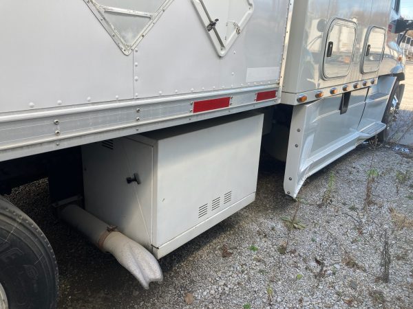 2013 Freightliner Cascadia 125 - Image 21