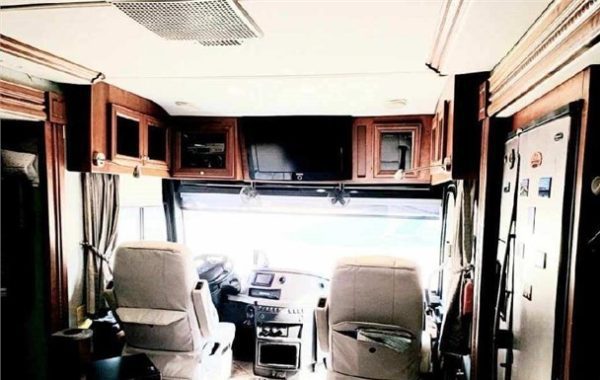 2009 FLEETWOOD REVOLUTION LE 42K - Image 5