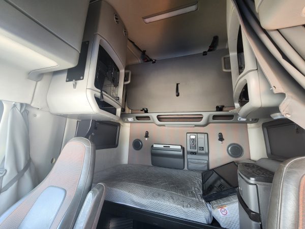 2019 Volvo VNL64T760 - Image 5