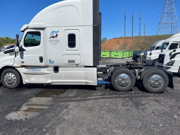 2018 Freightliner Cascadia 126 - Image 4