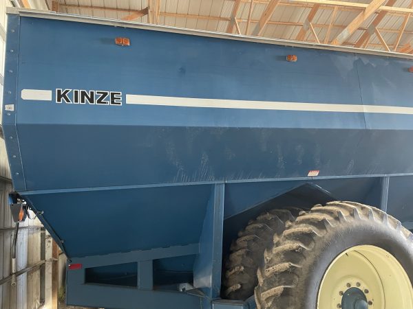 1995 Kinze 1040 row crop cart - Image 6
