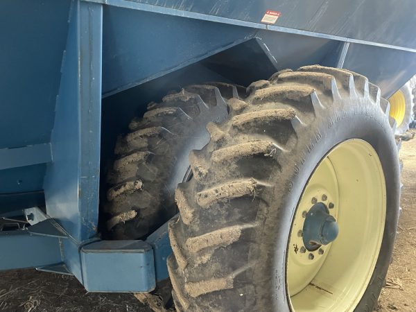 1995 Kinze 1040 row crop cart - Image 7