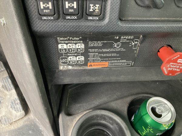 2013 Caterpillar CT660 - Image 12