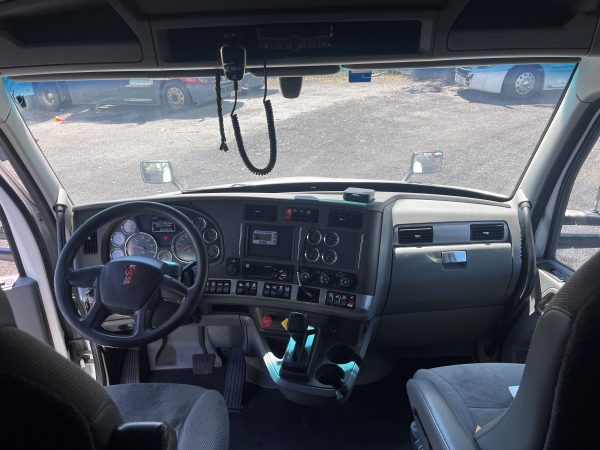 2018 Kenworth T680 - Image 5