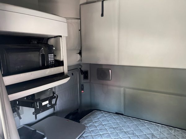 2018 Kenworth T680 - Image 6