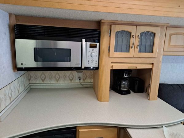 2004 Winnebago Itasca - Image 12