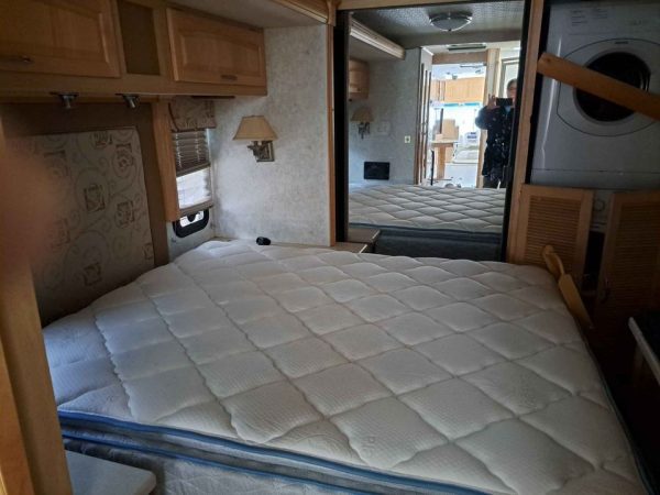 2004 Winnebago Itasca - Image 18